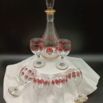 Karanfil desenli şarap takımı